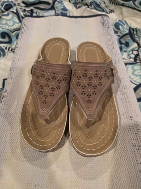 Women's Taupe Laser-Cut Thong Sandals Sz 8.5